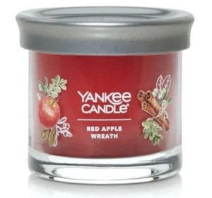 YANKEE CANDLE 4.3oz RED APPLE WREATH Glass Scented Candle Holidays NEW - Picture 1 of 2