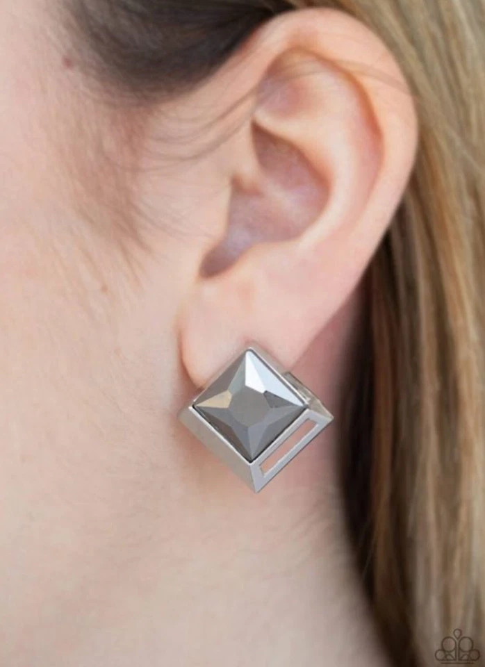 PAPARAZZI CUADRADO ESTELAR - PLATA - DIAMANTES DE IMITACIÓN HEMATITA - PENDIENTES POSTE  Foto 1 de 1