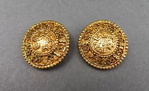 Pendientes redondos medallón con clip en tono dorado con logotipo de Chanel Coco Mark CC - Imagen 1 de 7