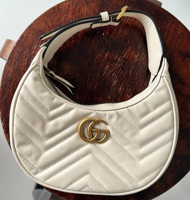 Bolso Gucci Mini GG Marmont Half Moon de cuero de becerro blanco Foto 1 de 4