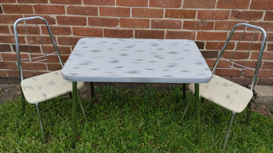 Детский обеденный стол/стулья 1960-х Chrome & Formica 19x30 дюймов MCM Atomic ретро  - Изображение 1 из 4