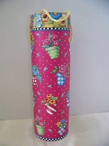 Maria Engelbreit Geschenkbox Weinflasche Zylinder Tube rosa Blumenträger 13" - Bild 1 von 5