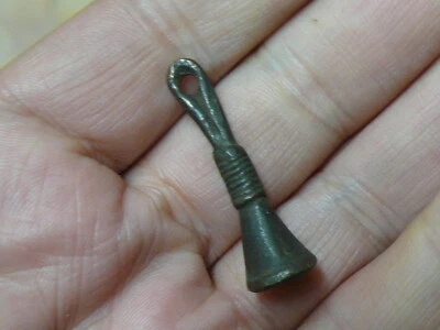 (cD308) Tíbet: Antiguo colgante tribal de latón.  Foto 1 de 4