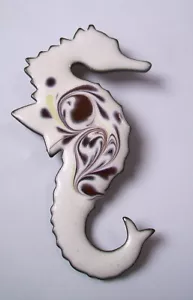 Broche Pin Esmalte Sobre Cobre Caballo de Mar Firmado INGA-MARRÓN SOBRE COLOR BLANCO - Imagen 1 de 2