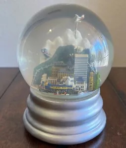 Globo de nieve de Anchorage Alaska hecho para Nordstrom. Plays Born Free - Imagen 1 de 11