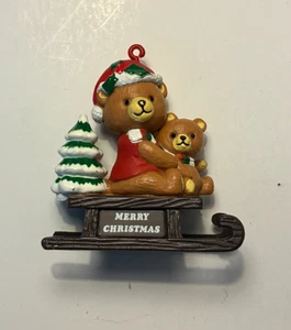 Oso de peluche Russ Berrie vintage adorno de Navidad oso en trineo 2,5 pulgadas usado - Imagen 1 de 3