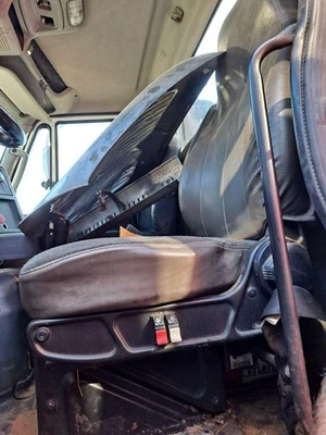 INTERNATIONAL 8600 SEAT FRONT Left 3526618 - Image 1 of 2