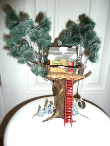 DEPT 56 SNOW VILLAGE BAUMHAUS MIT SCHAUKEL~~54890~~MIT KARTON - Bild 1 von 6