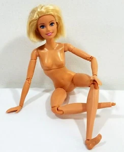 Muñeca Barbie Hecha para Mover Repuesto Articulada Piel Clara Caucásica Defectuosa... - Imagen 1 de 13
