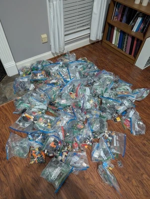 Lego large bulk brick and minifigure collection.  Sorted by piece and type - Image 1 of 4