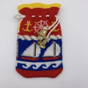 EUC Vintage Maritim Flaggen Segelboot Bootfahren Strick Weihnachten Geschenk Tasche Glocke Akzent - Bild 1 von 8