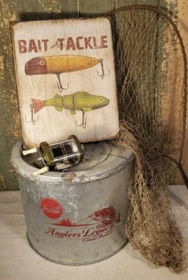 ANTIGUO PRIMITIVO VINTAGE ARTE POPULAR ESTILO PUBLICIDAD SEÑUELO APAREJOS PECES BARCO LAGO LETRERO Foto 1 de 4