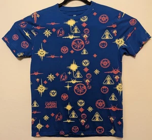 Camisa azul mediana juvenil con estampado completo Captain Marvel 19" W X 26" L Avengers roja - Imagen 1 de 13