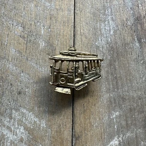 Pin de solapa esmaltada tono dorado carro tren trolly vintage - Imagen 1 de 2