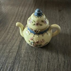 Vintage Teapot Trinket Box Flowers and Metal Rim Hinged Butterfly Clasp - Picture 1 of 6