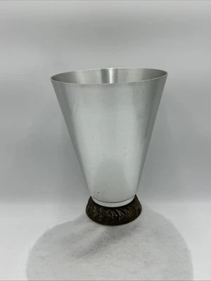 Jarrón grande de aluminio Kensington patrón Marlborough de Lurelle Guild, base de latón Foto 1 de 4