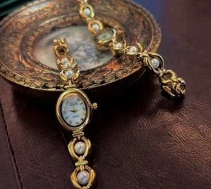 JEWELLERY VTG Style gold womens watch Stunning PEARL BAND SALE - Picture 1 of 5