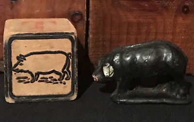 Antiguo juguete de goma primitivo de granja granero cerdo blanco y negro y bloque de madera AAFA Foto 1 de 4