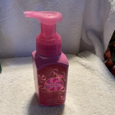 BATH & BODY WORKS TWISTED PEPPERMINT GENTLE CLEAN FOAMING HAND SOAP WASH PUMP - Image 1 of 4