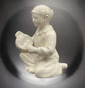 Estatuilla china de porcelana blanca vintage niña tocando instrumento de batería marcado - Imagen 1 de 9