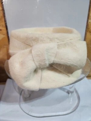Damas 1950 Mr. D Piel Crema Cubo Arco Sombrero Talla 7 Pulgadas Cabeza Tal vez Conejo Foto 1 de 4