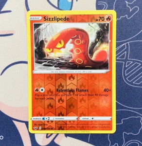 Pokémon TCG Sizzlipede Spada e Scudo Set Base 038/202 Reverse Holo Comune - Foto 1 di 1
