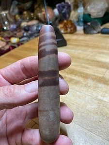 Varita curativa de reiki con piedras preciosas del río Shiva Lingam Narmada 557 - Imagen 1 de 7