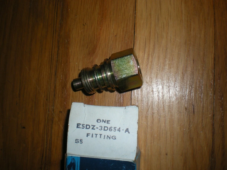 NOS 1982 - 1989 Lincoln Continental Power Steering Pump Valve Outlet Fitting E5D - Image 1 of 2