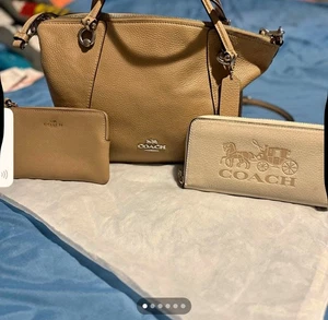 Coach Bag and Matching 2 Wallet Set. Used In excellent Condition. ￼ - Foto 1 di 4