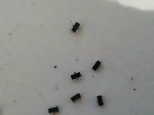 100pcs CMBT3906 MMBT3906 CDIL PNP 40 V 200 mA SOT-23-3 Bipolar Transistor - Foto 1 di 3