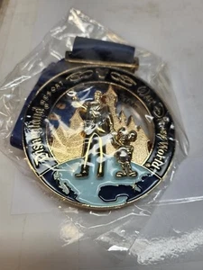 Disneyland resort walt disney world mickey mouse partners metal medal / r3d8 - Picture 1 of 3