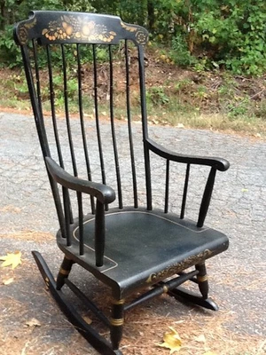 Винтажное черное кресло-качалка с фруктами, бывшее в употреблении, потертое на подлокотнике - Изображение 1 из 4