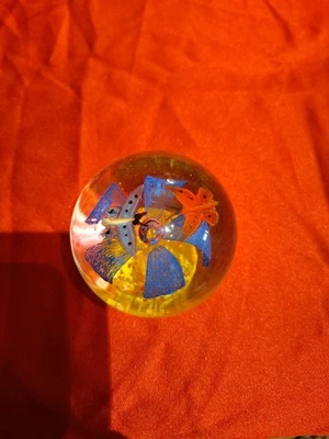 Vintage Glass Paperweight with Butterflies and Flower. Great Condition. Foto 1 de 4