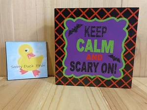 "Letrero de placa de Halloween MANTÉN LA CALMA Y EL MIEDO" Madera Púrpura Negra 6" Cuadrado - Imagen 1 de 4