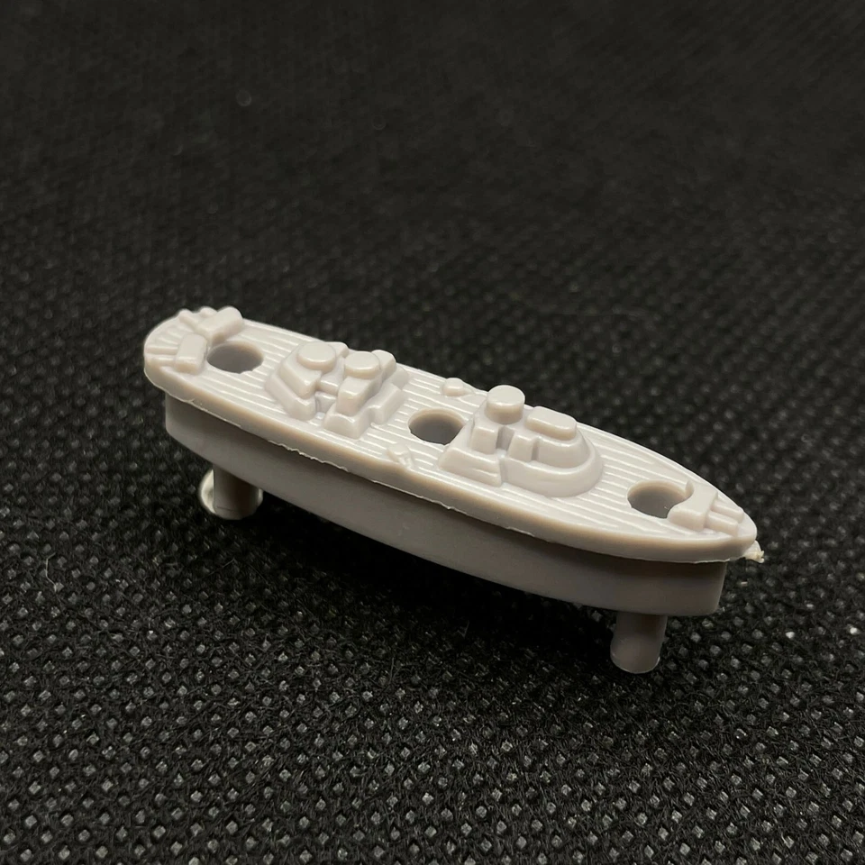 PEÇAS DE NAVIO DE GUERRA DE REPOSIÇÃO, 1967-2019, navios cinza e pinos vermelhos/brancos - Imagem 1 de 1