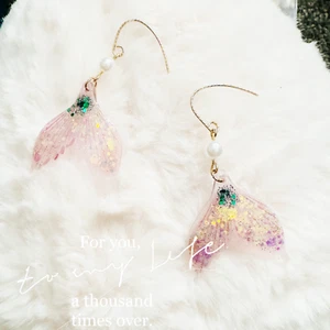 Enchanting Pink Mermaid Tail Earrings - Fairy Tale-Inspired Jewelry - Foto 1 di 15
