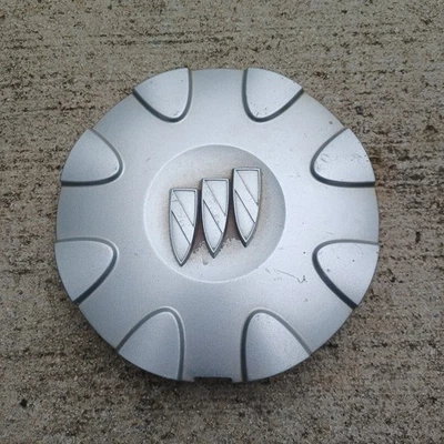 Buick LeSabre center cap 2002-2005 part number 9594060 02 - Image 1 of 3