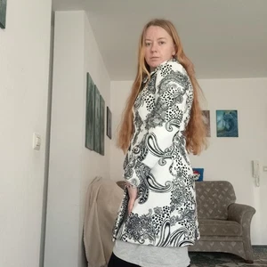 Eleganter weißer Mantel mit schwarzen Mustern, Größe S/M - Bild 1 von 8