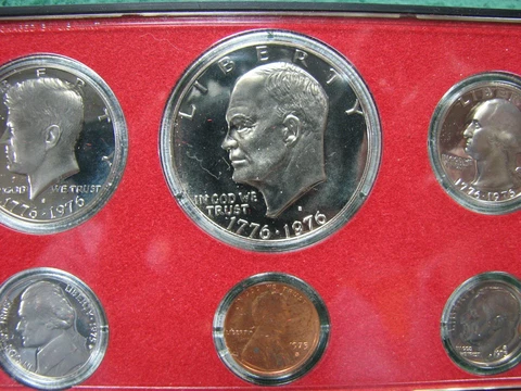 1975 S  U.S. Mint  PROOF Coin Set  In ORIGINAL U.S. Mint Plastic Case 6 Coin Set Cover