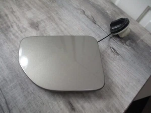 Nissan Xterra 2005-2008 puerta de combustible de gasolina OEM KY2 color peltre perla gris metálico - Imagen 1 de 11