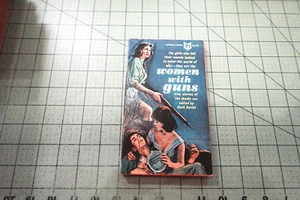 WOMEN WITH GUNS EDITED BY NOAH SARLAT 1962 PAPERBACK LIBRARY MILITARY HISTORY - Bild 1 von 3