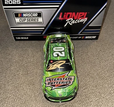 Baterías interestatales Christopher Bell & Joe Gibbs firmadas DUALMENTE 2025 1:24 CERTIFICADO DE AUTENTICIDAD AUTOMÁTICO Foto 1 de 4