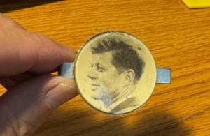 1960 JFK Kennedy The Man For The 60’s Vari-View Picture 2” Campaign Tie-bar - Bild 1 von 2