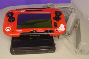 Pacchetto console portatile Nintendo Wii U nera e rossa Mariokart cover testata - Foto 1 di 16