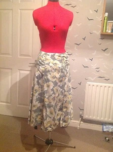 Stunning FAT FACE skirt 8 UK vgc vintage flower design, spring summer wear - Picture 1 of 9
