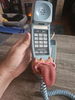 A Nightmare On Elm Street Freddy Krueger 舌头手机 1:1 比例道具复制品  — 第 1/4 张图片