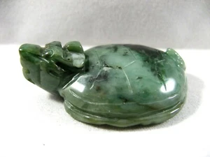 Pendente Giada Verde Naturale , incisa a mano "Drago Tartaruga" , H.cm.4,7 - Foto 1 di 5