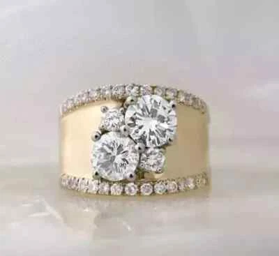 Anillo de boda ancho grueso de diamantes creado en laboratorio redondo de 2 quilates enchapado en oro amarillo de 14 k Foto 1 de 4