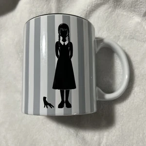 Neu Wednesday Addams Keramik Kaffeebecher "On Wednesdays We We We Wear Black" - Bild 1 von 4