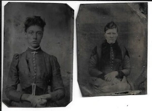 2 antike "TINTYPE" Fotos Bilder von Frauen in Kleidern 2,5" x 3,375" Foto - Bild 1 von 2